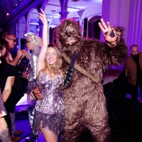 Aktris yang populer lewat serial ‘Euphoria’ tersebut tampil bling bling mengenakan mini dress silver berhias glitter, dan ornamen bintang. Foto: Instagram/@sydney_sweeney