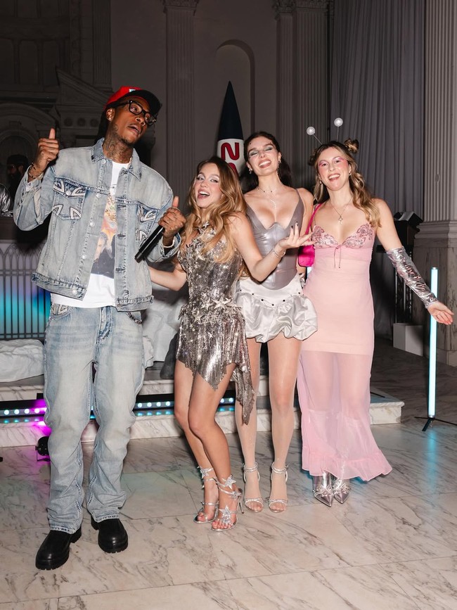 “Welcome to planet syd,” tulis Sydney di caption foto Instagram. Foto: Instagram/@sydney_sweeney