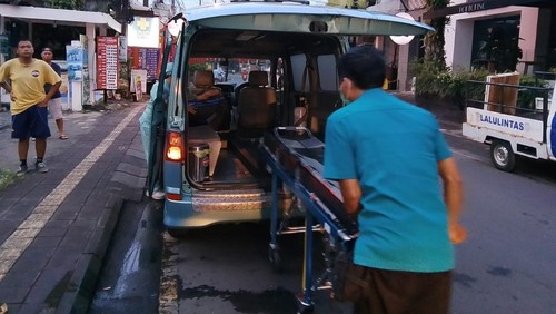 Petugas medis mengevakuasi jenazah pemotor perempuan yang tewas akibat menabrak plang Sahadewa Resort and Spa di Jalan Pengosekan, Kecamatan Ubud, Gianyar, Bali, Selasa (30/9/2025). (Dok. Polres Gianyar)