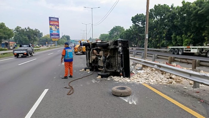 Pikap Terguling di Tol Bintara