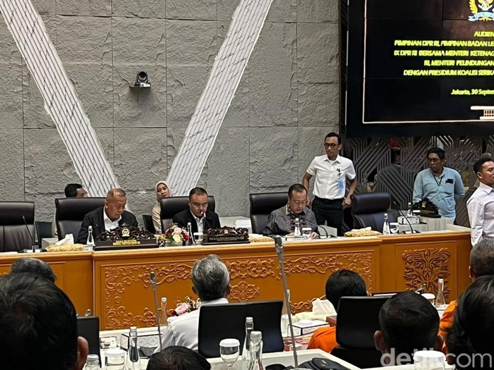 Pimpinan DPR RI menerima audiensi dari Presidium Koalisi Serikat Pekerja Buruh-Partai Buruh (KSP-PB) terkait draf RUU Ketenagakerjaan yang disusun oleh KSP-PB. (Anggi/detikcom).