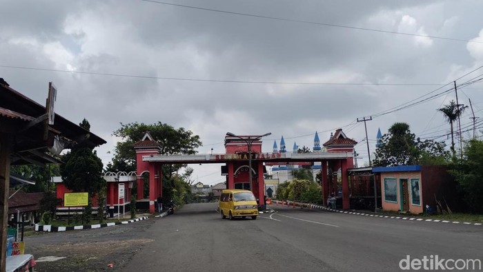 Pintu masuk utama kawasan wisata Cibodas