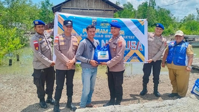 Polda Riau menghadirkan program Jalur untuk membantu masyarakat pesisir di Kepulauan Meranti, Senin (29/9/2025).