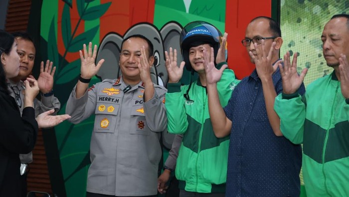 Polda Riau mewujudkan keselamatan lalu lintas yang lebih inklusif dengan memberikan helm khusus difabel, Selasa (30/9/2025).