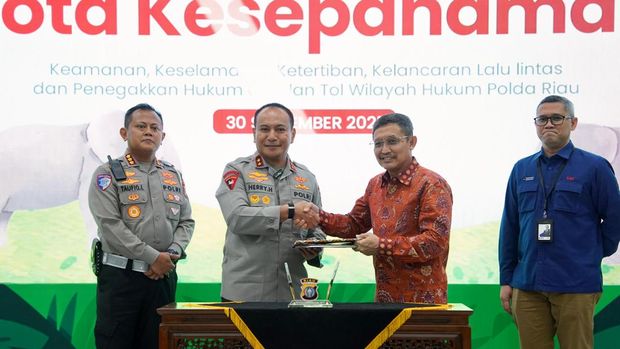 Polda Riau mewujudkan keselamatan lalu lintas yang lebih inklusif dengan memberikan helm khusus difabel, Selasa (30/9/2025).