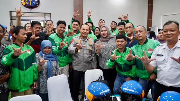 Polda Riau mewujudkan keselamatan lalu lintas yang lebih inklusif dengan memberikan helm khusus difabel, Selasa (30/9/2025).