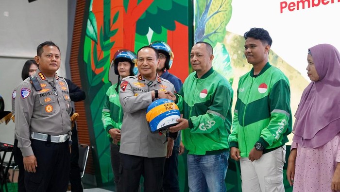 Polda Riau mewujudkan keselamatan lalu lintas yang lebih inklusif dengan memberikan helm khusus difabel, Selasa (30/9/2025).