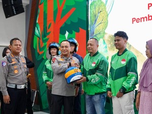 Wujudkan Lalu Lintas yang Inklusif, Kapolda Riau Serahkan Helm Disabilitas