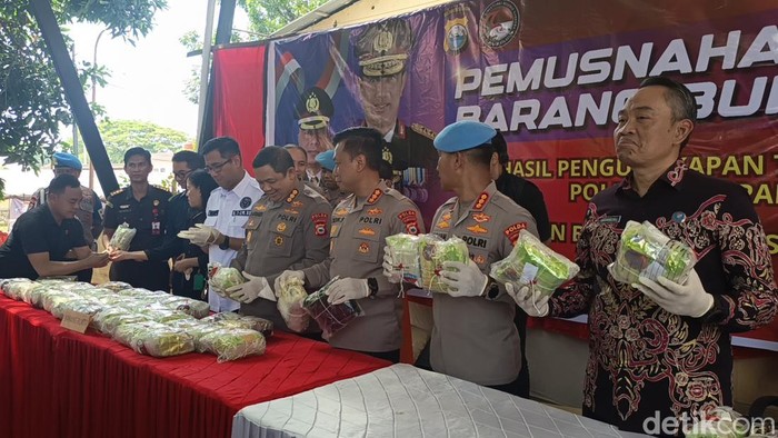 Polda Sulsel bersama Polres Parepare memusnahkan 44 kg sabu hasil sitaan dari kurir yang ditangkap di Parepare.