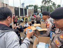 Aksi Polisi Bagi-bagi Air Mineral dan Roti ke Massa Buruh di DPR