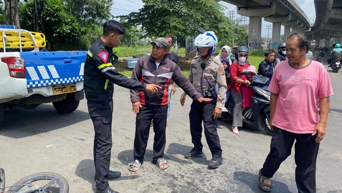 Polisi saat berada di TKP kecelakaan motor dan mobil di Bogor (dok. Istimewa)