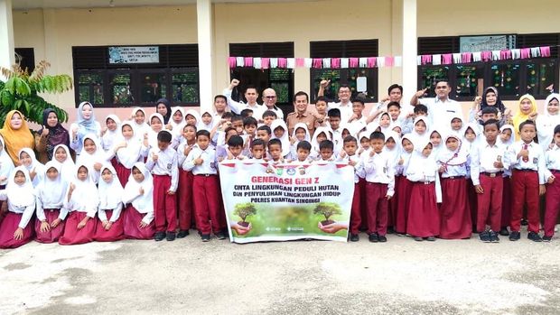 Polres Kuansing mengajarkan anak-anak SD mencintai lingkungan dengan menanam pohon, Selasa (30/9/2025).