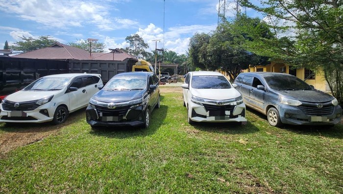 Polres Pelalawan menyita 4 unit mobil bodong dari sindikat curanmor.