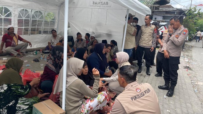 Polda Jatim dan Polresta Sidoarjo memberikan trauma healing bagi keluarga korban ambruknya Ponpes Al Khoziny