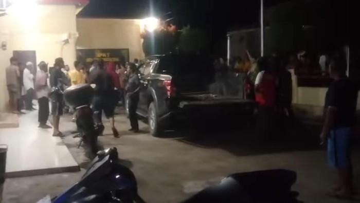 Tangkapan layar video warga mendatangi Polsek Barus.