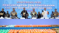 Kapolda Metro Jaya  Irjen Pol. Asep Edi Suheri memimpin pemusnahan barang bukti narkoba secara simbolis seberat 1,14 ton (ekuivalen Rp 1,13 triliun) di halaman Ditreskrimsus Polda Metro Jaya, Jakarta, Selasa (30/9/2025).