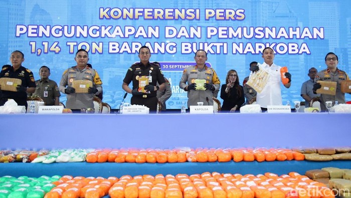Kapolda Metro Jaya  Irjen Pol. Asep Edi Suheri memimpin pemusnahan barang bukti narkoba secara simbolis seberat 1,14 ton (ekuivalen Rp 1,13 triliun) di halaman Ditreskrimsus Polda Metro Jaya, Jakarta, Selasa (30/9/2025).  Polda Metro Jaya mengungkap sebanyak 1.719 kasus narkoba dalam tiga bulan terhitung sejak Juli hingga September 2025. Total 2.318 orang ditetapkan sebagai tersangka dalam pengungkapan kasus tersebut.