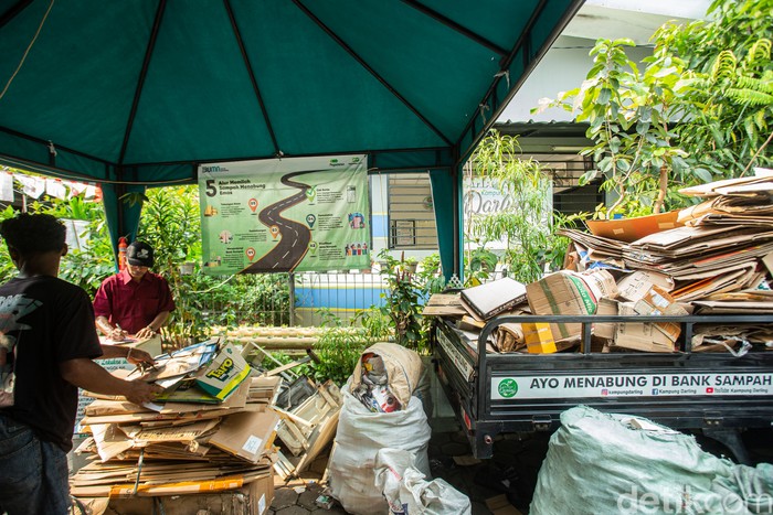 Ketua Bank Sampah Darling Sobirin memilah sampah kardus di Ciledug, Tangerang, Selasa (30/9/2025).