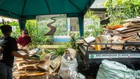Ketua Bank Sampah Darling Sobirin memilah sampah kardus di Ciledug, Tangerang, Selasa (30/9/2025). 