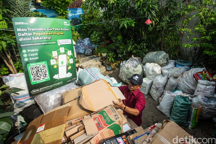 Ketua Bank Sampah Darling Sobirin memilah sampah kardus di Ciledug, Tangerang, Selasa (30/9/2025).
