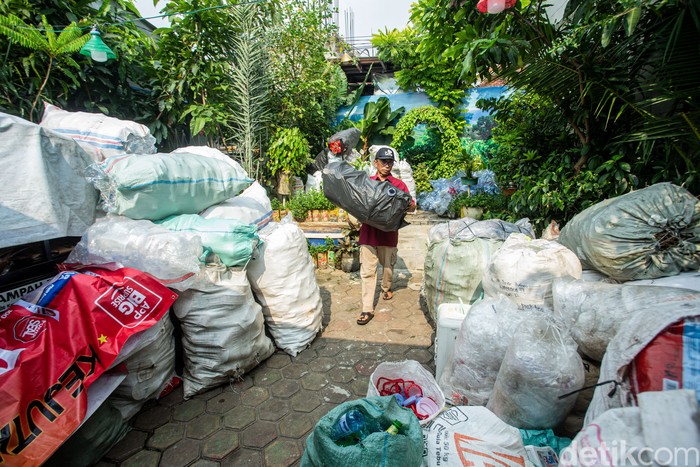 Potret Warga Tangerang Nabung Emas Dari Sampah Ketua Bank Sampah Darling Sobirin memilah sampah kardus di Ciledug, Tangerang, Selasa (30/9/2025).