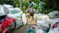 Sampah yang dibawa dari rumah itu berupa organik maupun non-organik, mulai dari sisa makanan, minyak jelantah, kardus, logam hingga botol plastik.