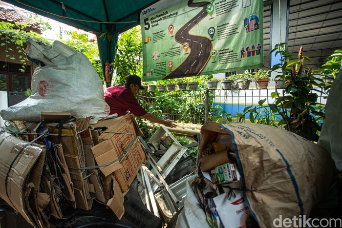 Potret Warga Tangerang Nabung Emas Dari Sampah Ketua Bank Sampah Darling Sobirin memilah sampah kardus di Ciledug, Tangerang, Selasa (30/9/2025).