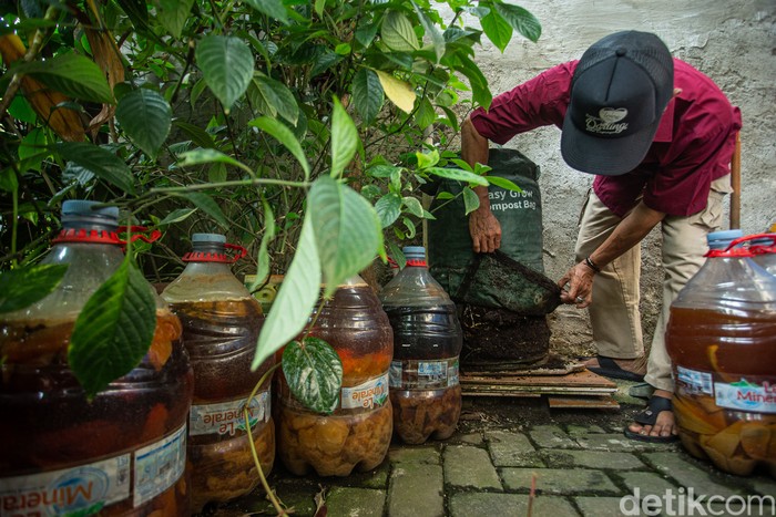 Potret Warga Tangerang Nabung Emas Dari Sampah Ketua Bank Sampah Darling Sobirin memilah sampah kardus di Ciledug, Tangerang, Selasa (30/9/2025).