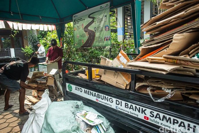 Ketua Bank Sampah Darling Sobirin memilah sampah kardus di Ciledug, Tangerang, Selasa (30/9/2025).