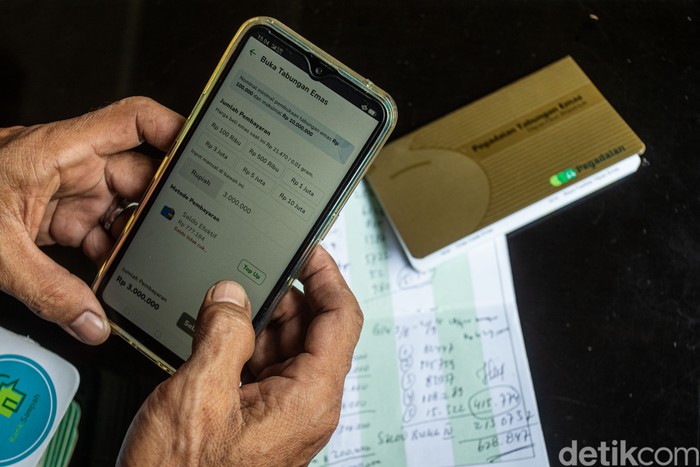 Potret Warga Tangerang Nabung Emas Dari Sampah Ketua Bank Sampah Darling Sobirin memilah sampah kardus di Ciledug, Tangerang, Selasa (30/9/2025).