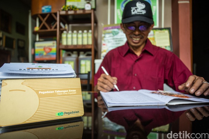 Potret Warga Tangerang Nabung Emas Dari Sampah Ketua Bank Sampah Darling Sobirin memilah sampah kardus di Ciledug, Tangerang, Selasa (30/9/2025).