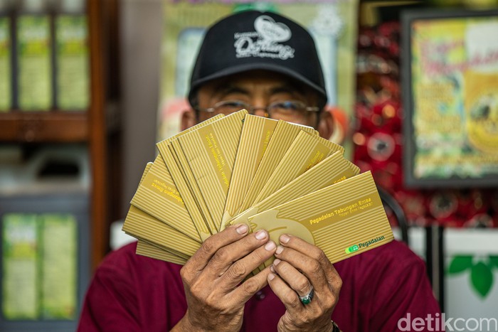 Potret Warga Tangerang Nabung Emas Dari Sampah Ketua Bank Sampah Darling Sobirin memilah sampah kardus di Ciledug, Tangerang, Selasa (30/9/2025).