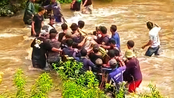 Proses evakuasi jasad Entin usai hilang terpeleset di sungai
