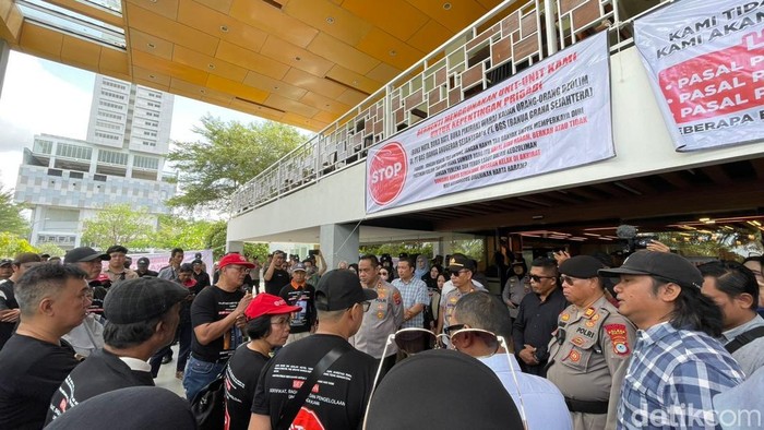 Puluhan pemilik dan ahli waris aset condotel di Banjar demo PT BAS selaku pengelola.
