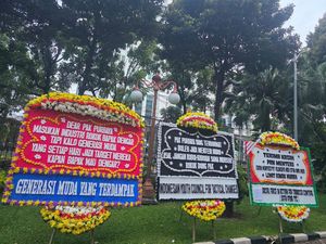 Purbaya Dikritik Tak Naikkan Cukai Rokok, Karangan Bunga Berjejer di Kemenkeu