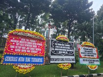 Purbaya Dikritik Tak Naikkan Cukai Rokok, Karangan Bunga Berjejer di Kemenkeu