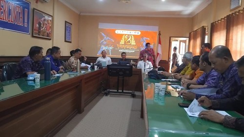Rapat panitia Kejuaraan Dunia Vovinam ke-8 2025 di Sekretariat KONI Buleleng, Selasa (30/9/2025). (Made Wijaya Kusuma/detikBali)
