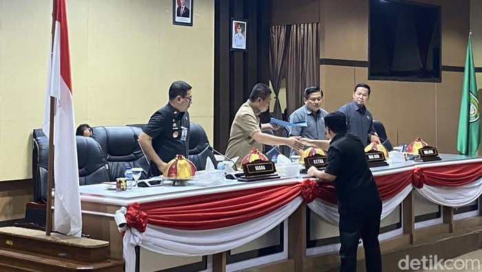Rapat Paripurna DPRD terkait pembahasan perubahan pembentukan dan susunan perangkat daerah.