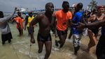 Ratusan Perenang Taklukkan Laut Dakar Menuju Pulau Bersejarah Goree