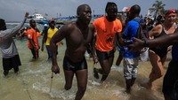 Peserta yang berhasil mencapai garis akhir disambut meriah di Pulau Goree, simbol ketahanan fisik sekaligus semangat persatuan. REUTERS/Zohra Bensemra