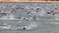 Peserta berjuang melawan ombak Samudra Atlantik dalam lomba renang Dakar–Goree yang digelar rutin setiap tahun di Senegal. REUTERS/Zohra Bensemra