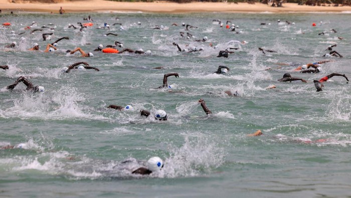 Swimmers set off in the annual 5km open sea swimming competition from the La Voile d'Or beach in Dakar to Goree Island, a World Heritage Site, in Dakar, Senegal September 28, 2025. REUTERS/Zohra Bensemra