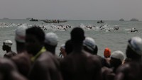 Para perenang memulai lomba renang laut terbuka dari Pantai La Voile dOr, Dakar, menuju Pulau Goree sejauh 5 km, Minggu (28/9/2025). REUTERS/Zohra Bensemra
