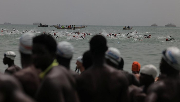 Swimmers set off in the annual 5km open sea swimming competition from the La Voile d'Or beach in Dakar to Goree Island, a World Heritage Site, in Dakar, Senegal September 28, 2025. REUTERS/Zohra Bensemra