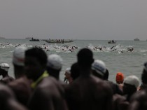 Ratusan Perenang Taklukkan Laut Dakar Menuju Pulau Bersejarah Goree
