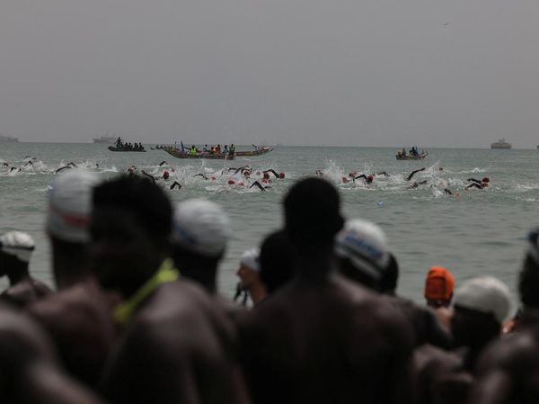 Ratusan Perenang Taklukkan Laut Dakar Menuju Pulau Bersejarah Goree
