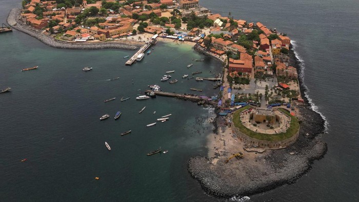 Swimmers set off in the annual 5km open sea swimming competition from the La Voile d'Or beach in Dakar to Goree Island, a World Heritage Site, in Dakar, Senegal September 28, 2025. REUTERS/Zohra Bensemra