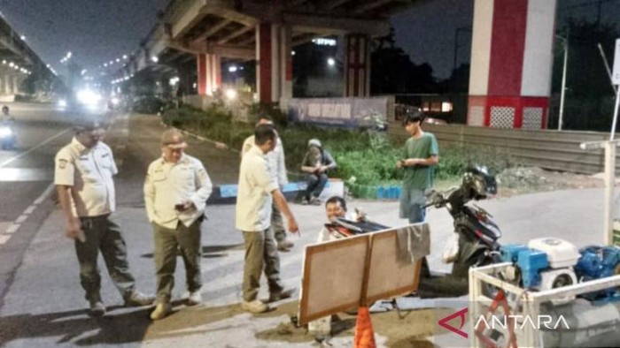 Relawan sapu bersih (saber) ranjau paku dikejar orang di Jalan DI Panjaitan, Jatinegara, Jaktim. Satpol PP menindak oknum tukang tambal ban nakal. (Antara/Satpol PP Jaktim)