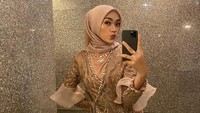 Setelah dipersunting Dzawin Nur, Renny Rachmawaty menjadi sorotan netizen. Nitip lord kami bu, komen @hagiserya. (Foto: dok Instagram renneypaus)
