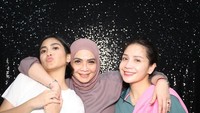 Rieta Amilia mem-unggah momen foto bareng kedua anaknya, Nagita Slavina dan Caca Tengker.  Foto: dok instagram Rieta Amilia